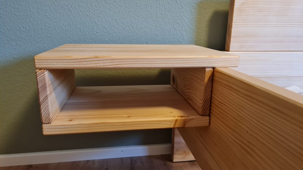 Schwebender Nachttisch Familienbett aus Massivholz